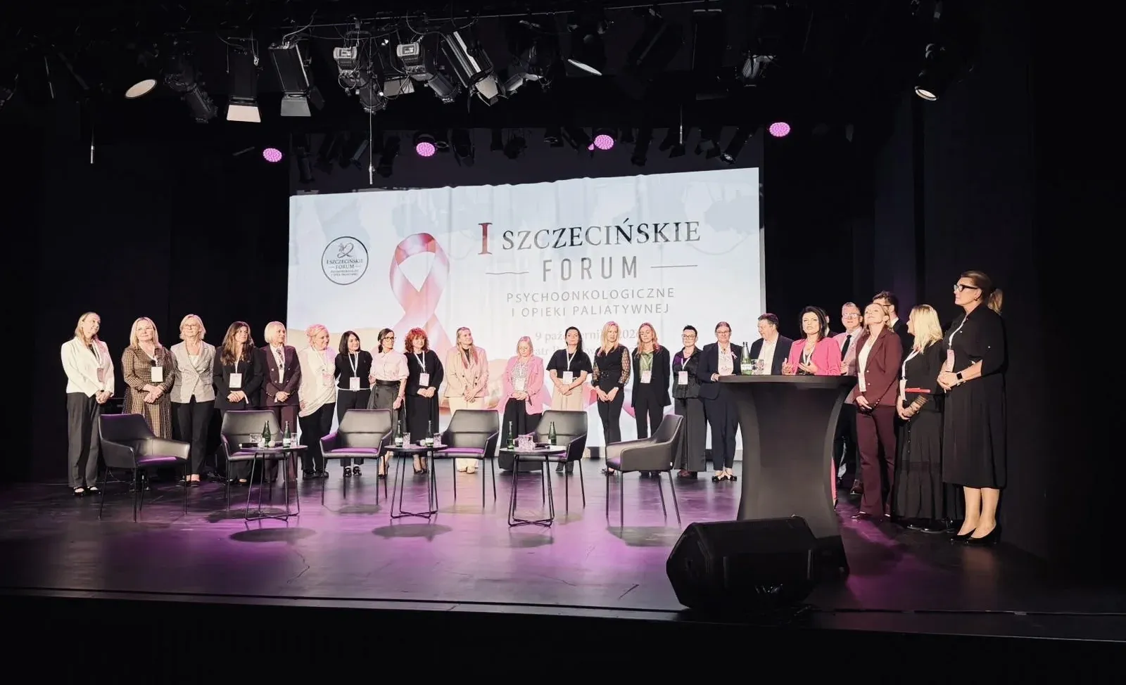 Wspólne zdjęcie uczestników I Szczecińskiego Forum Psychoonkologicznego i Opieki Paliatywnej na scenie Teatru Polskiego w Szczecinie