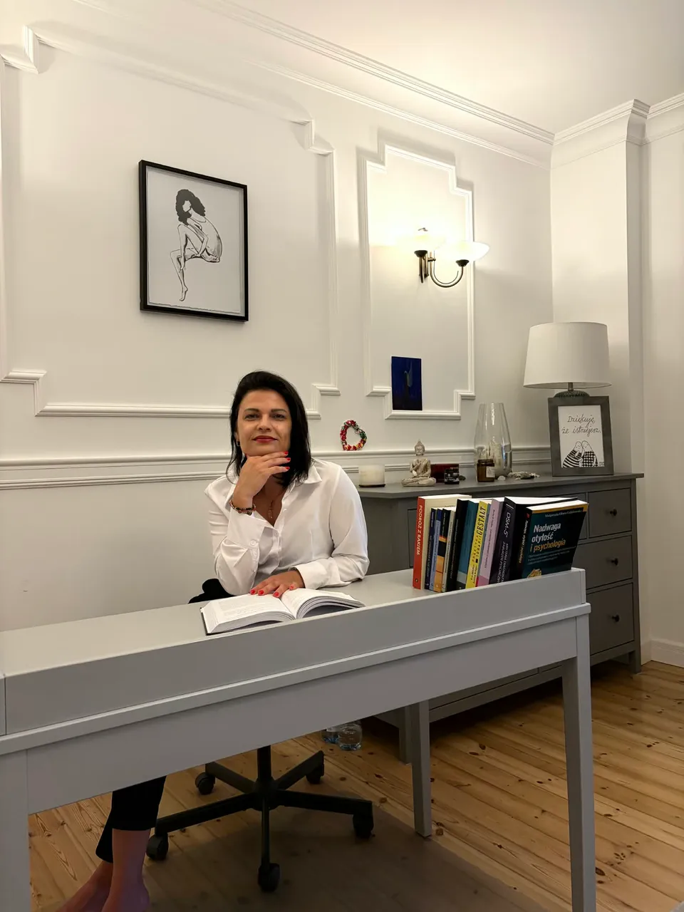 Katarzyna Wojtyniak siedząca przy biurku w swoim gabinecie